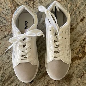 Outwoods tennis shoe. Size 8M.